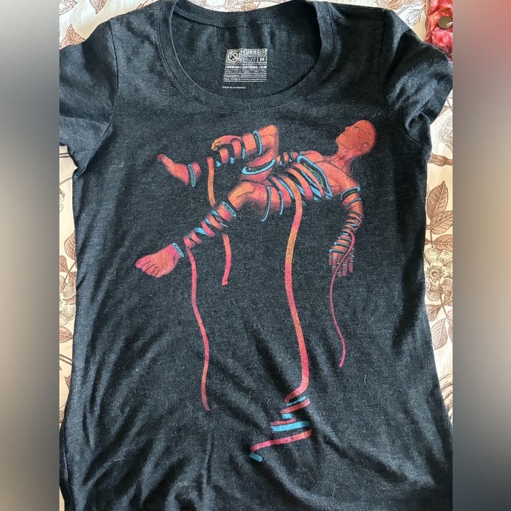 Women’s graphic tee “unraveling”